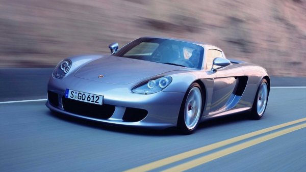Един от най-емблематичните модели в 70-годишната история на Porsche. V10 на Carrera GT започна като двигател, създаден за моторните спортове, но беше отлаган няколко пъти. Преработен 10-цилиндров двигател беше използван в концепт, който дебютира на изложението в Париж през 2000 г. Той бе посрещнат много положително и скоро 5.7-литровият V10 Carrera GT стана реалност.